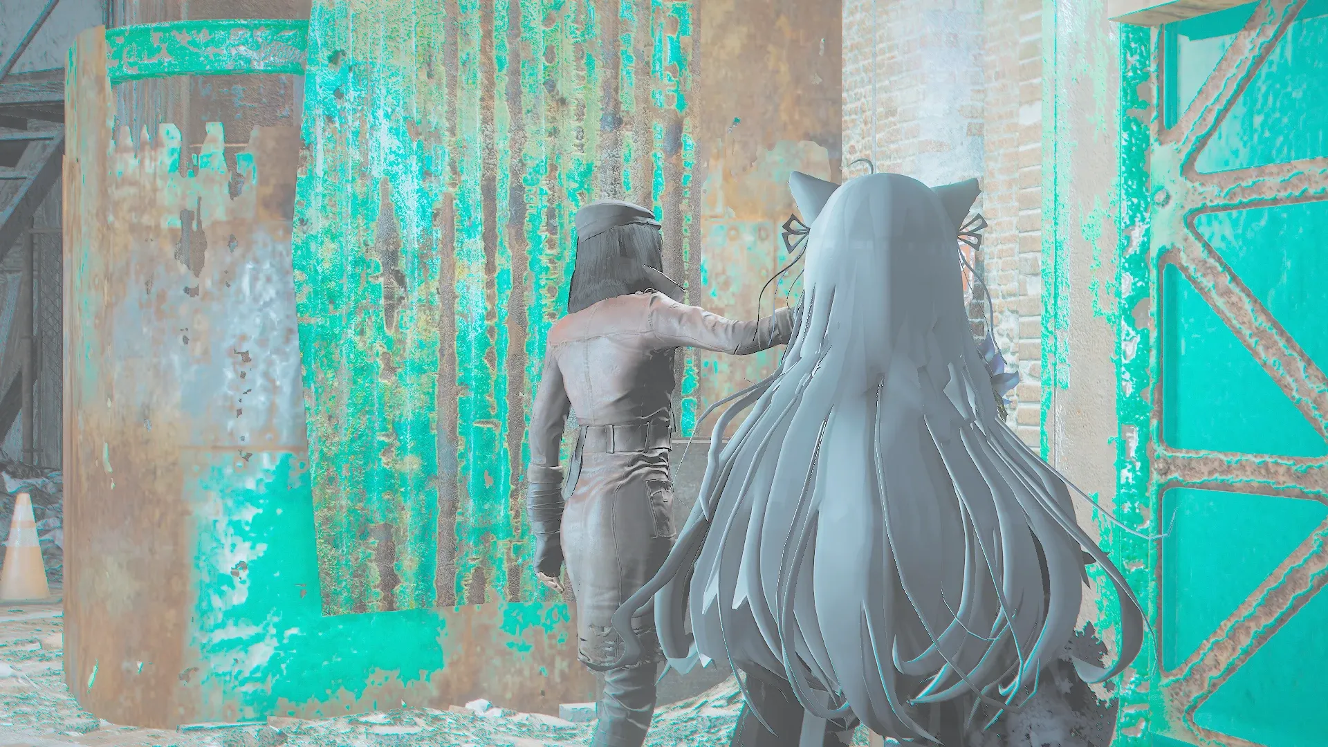 写真: 固く閉ざされた入り口に向かって叫ぶ謎の女性