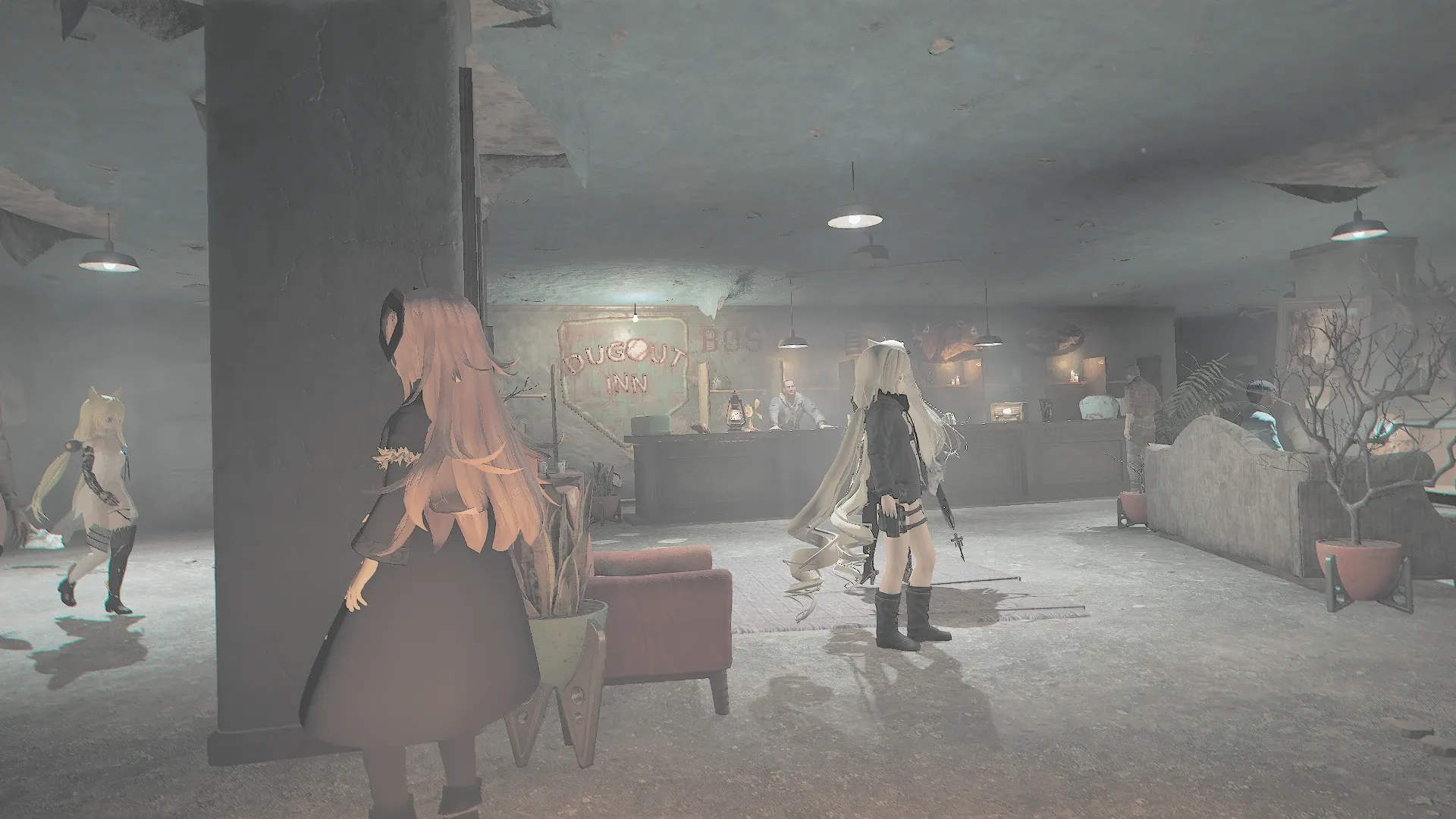 写真: 宿屋も兼ねたバーを散策する人形達