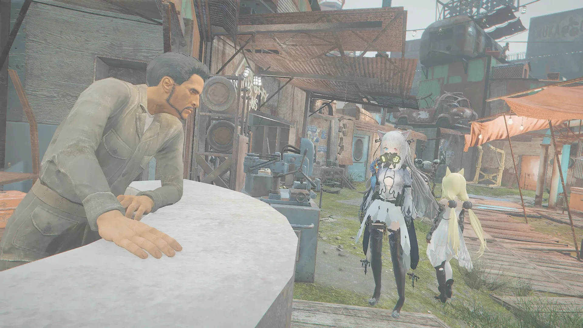 写真: 武器屋のオーナーがカウンターから今日も売り込みを掛けている