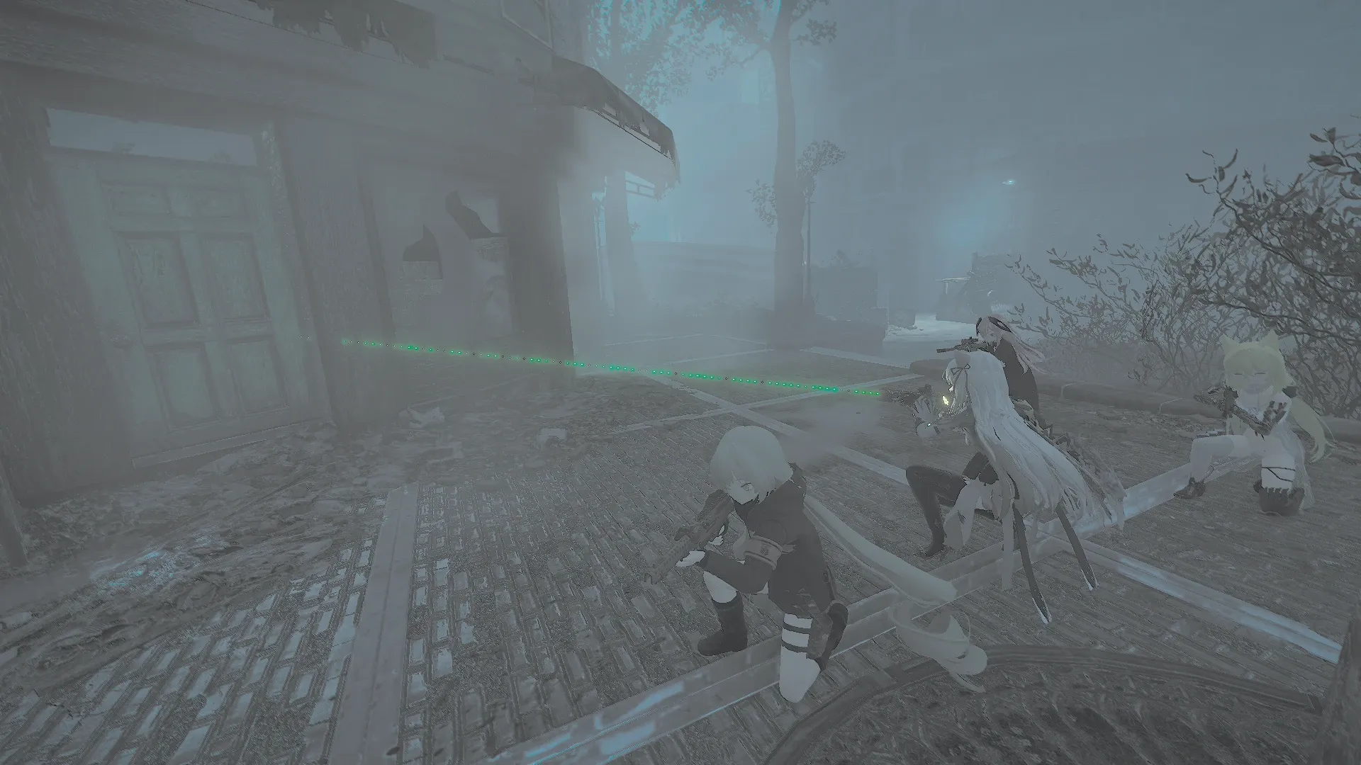 写真: 廃墟と思わしき建物から音がする。ドアの前に警戒しながら立ち、歩みを進める