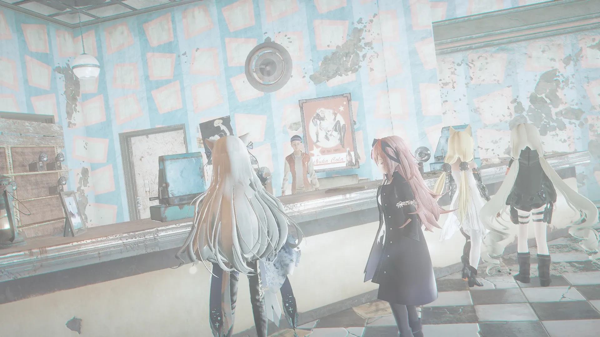 写真: 中に入るとカメラばかりが並べられた棚、そして1人の人物がきょとんとした顔でこちらを見つめている