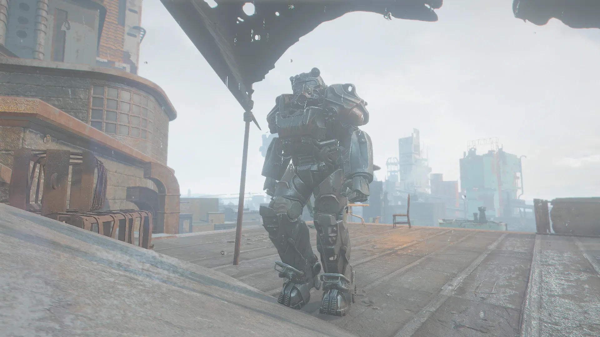 写真: パワーアーマーに身を包む「アトムキャッツのクルー」と名乗る人物を写している