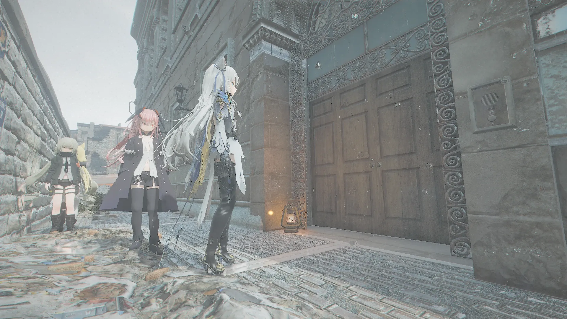 写真: ドアのインターコムから流れる音声を聞く人形達