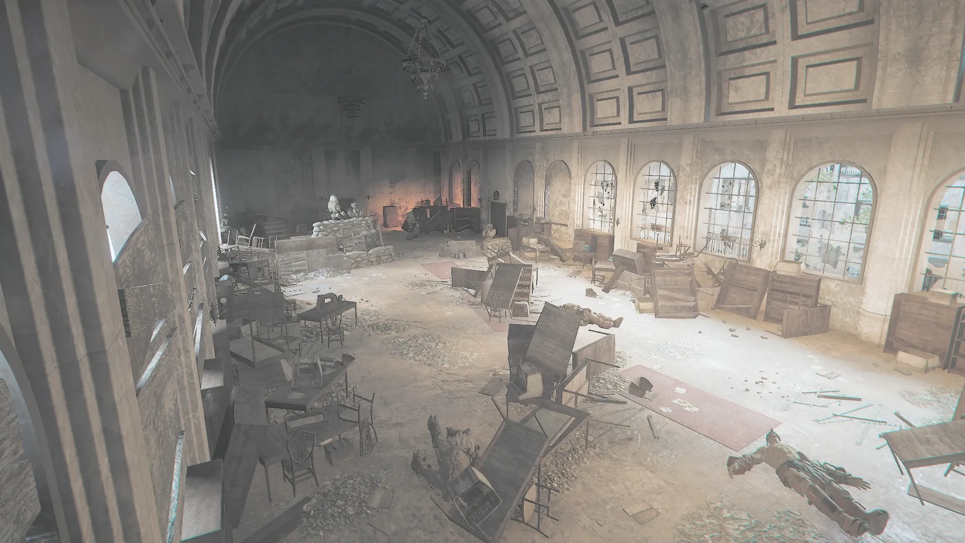 写真: 図書館の中はかつて誰かが籠城していたのか、バリケードのように並べられた机や棚が散乱している