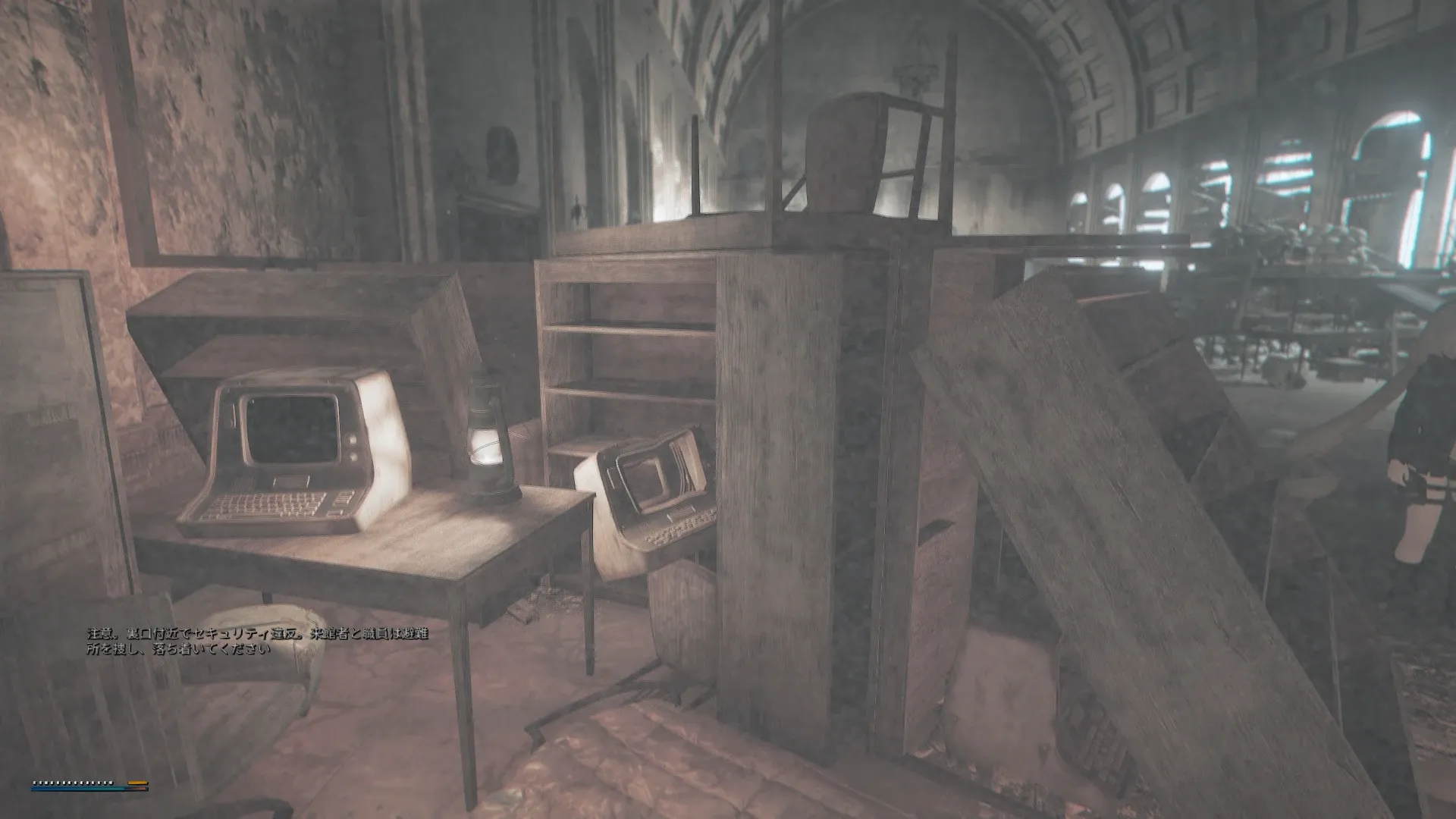 写真: バリケードの先に置かれたターミナルを触っていると館内放送のような自動音声が流れる「注意、裏口にてセキュリティ違反が発生しました」