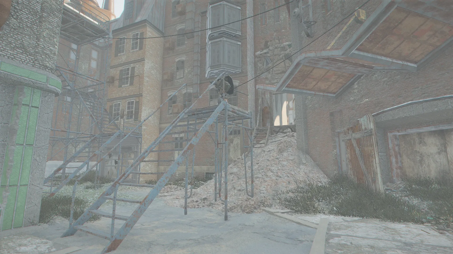 写真: 拠点に建てられた簡易的な防衛設備