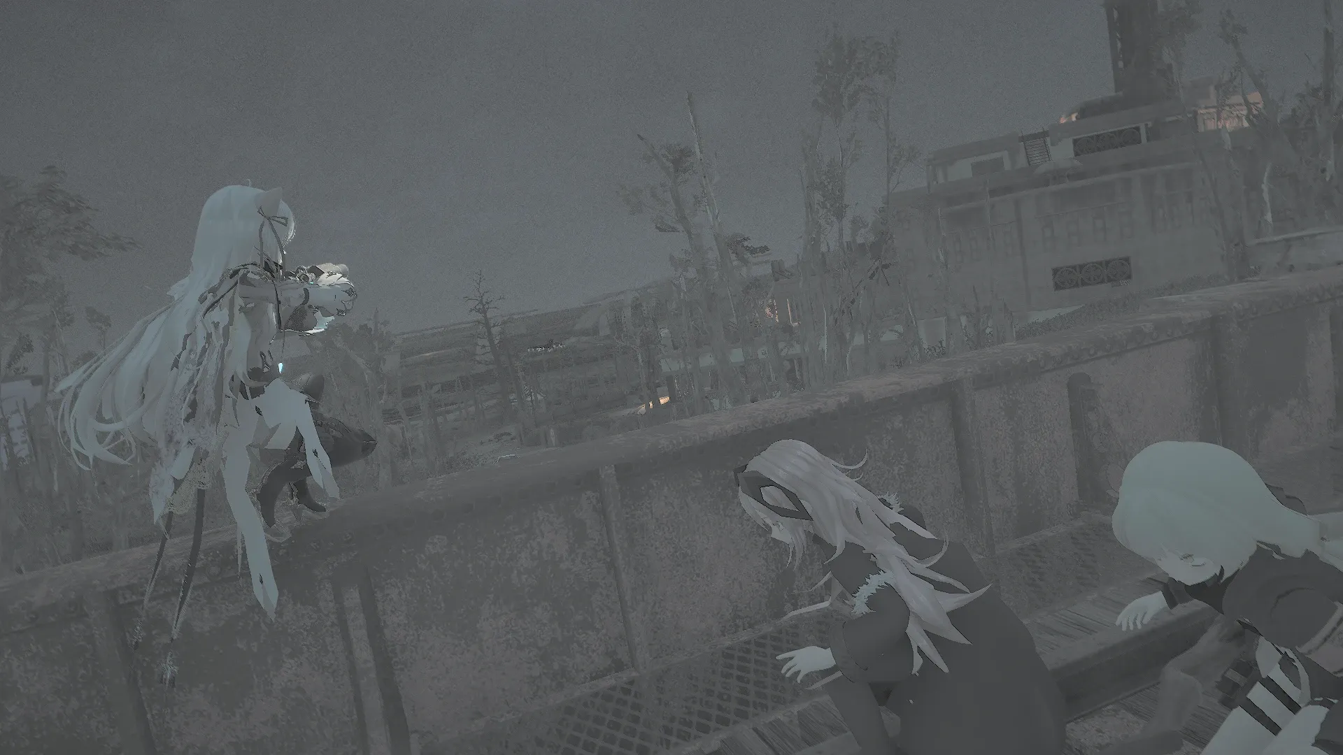 写真: レールが敷かれる橋の上、遠方に見えるドローンとアーマーを着込んだ集団を偵察する人形達