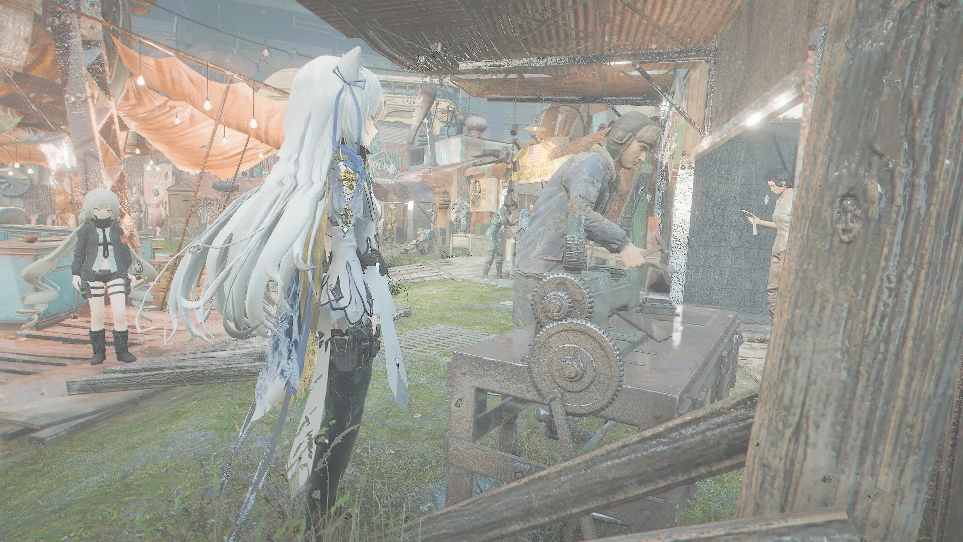 写真: いつもの店の前で自身の装備を調整する住民が、今日も鉄床を叩く