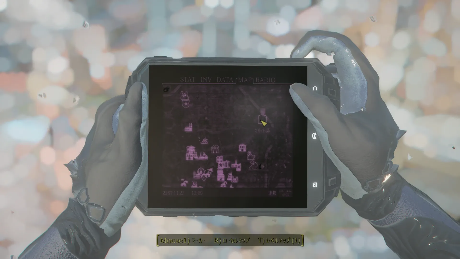 写真: マップを確認している。カボット邸に行くように言われたSizryavkaの現在地から見ると、そこそこ遠い位置にあるようだ。