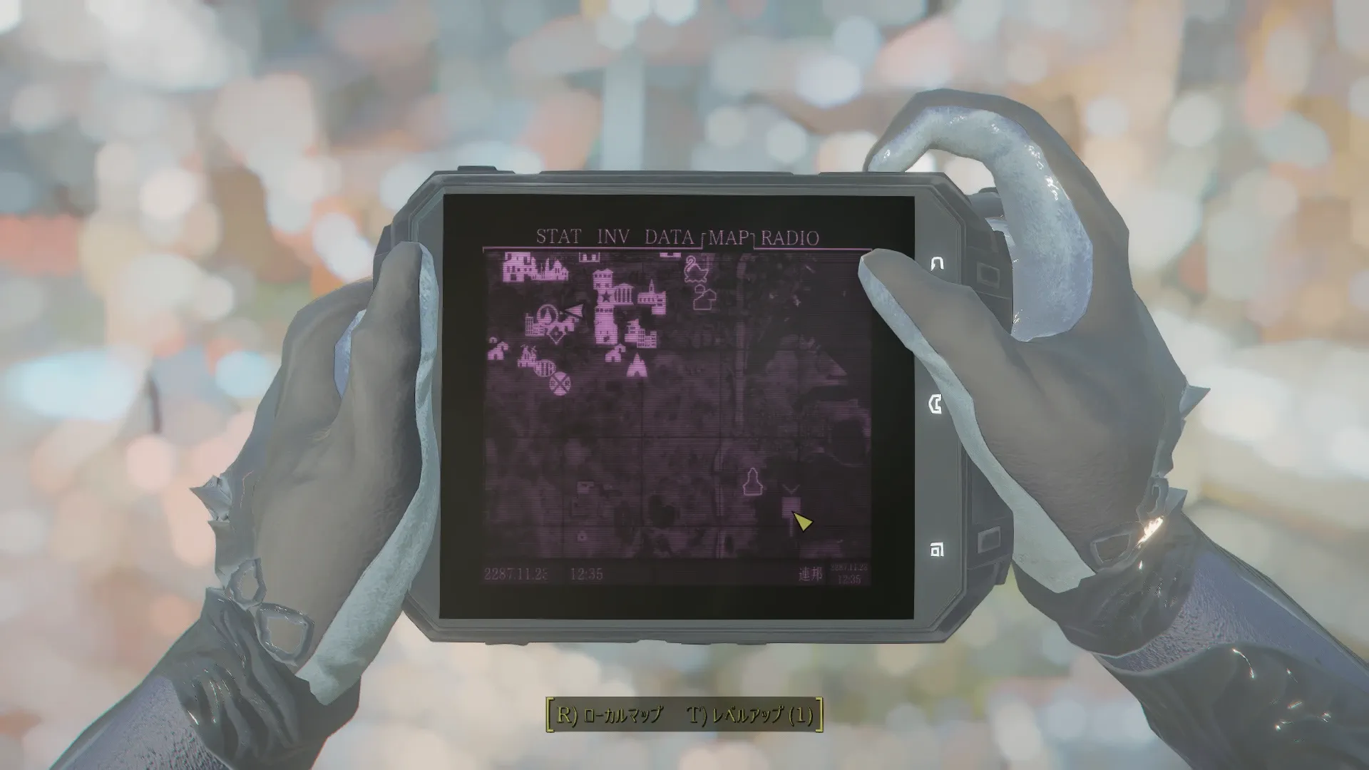 写真: マップを確認している。アルトゥーロが言っていた装甲車はカボット邸とは反対方向に位置している。距離も大体同じぐらいだが、行く価値はあるかもしれない