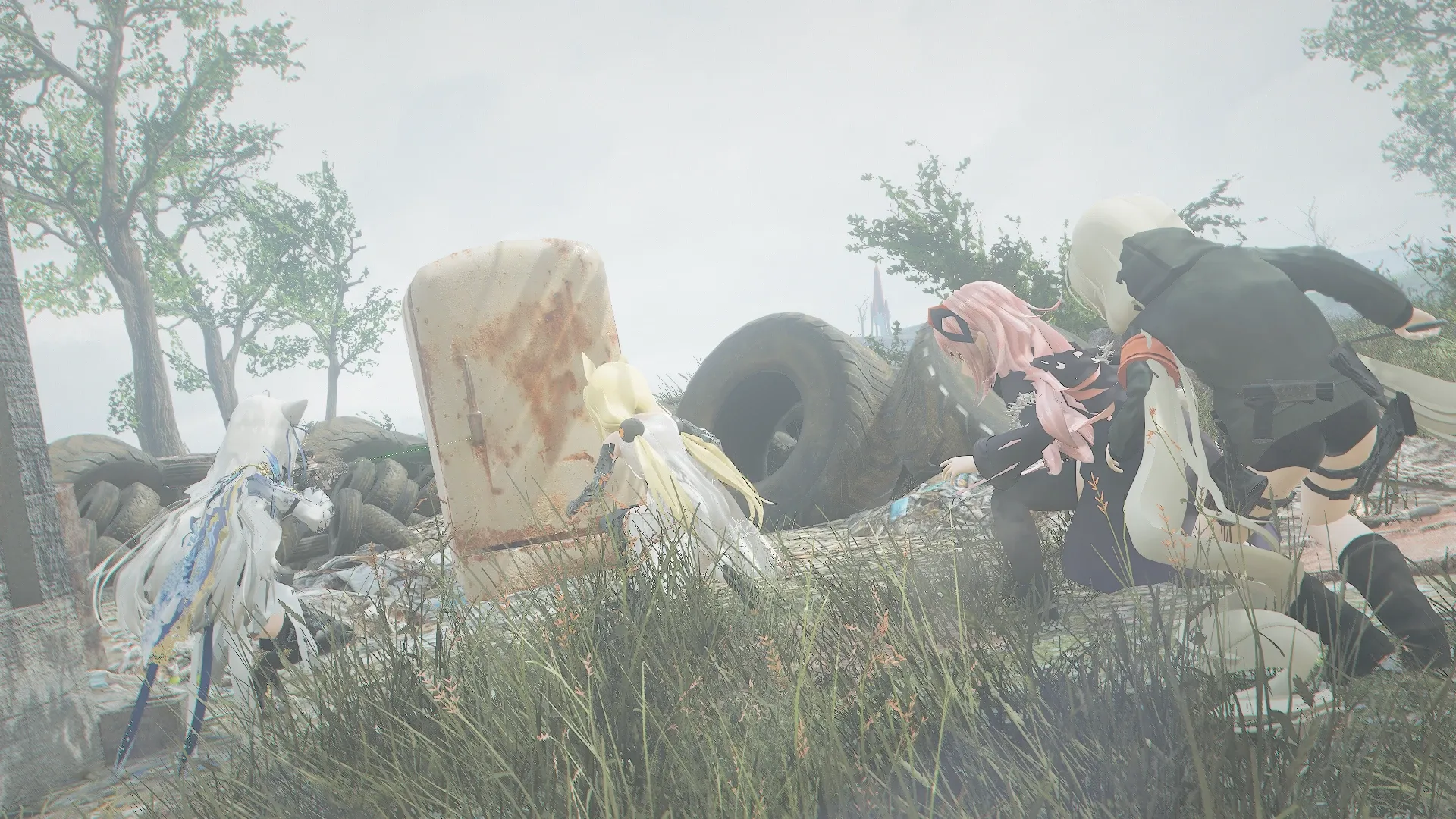 写真: 錆びた冷蔵庫の中から声と物音がする。そんなありえない状況に戸惑いながら、銃を構えつつ近づく人形達