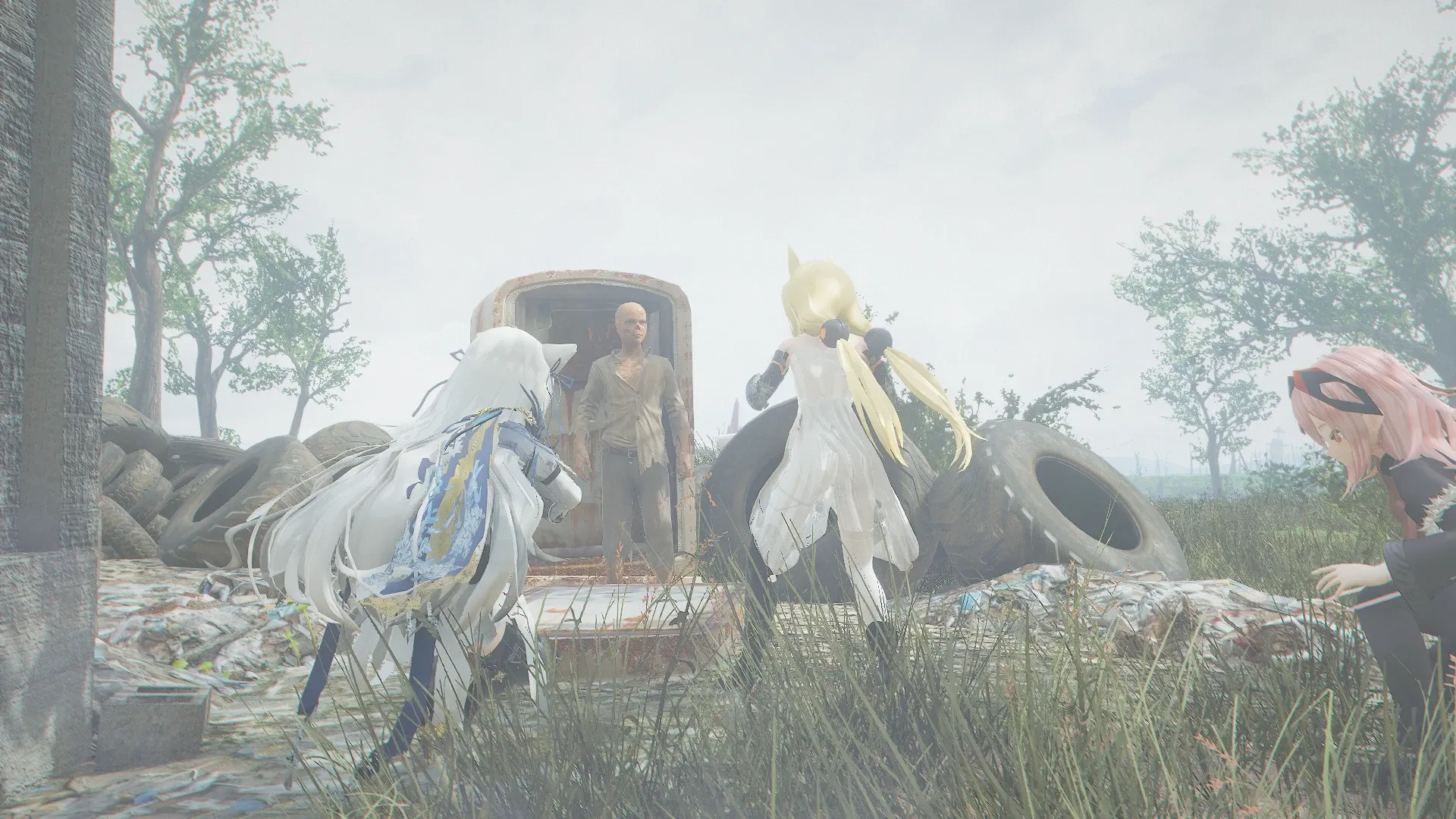 写真: 恐る恐る出てくる子供のグールを見る人形達