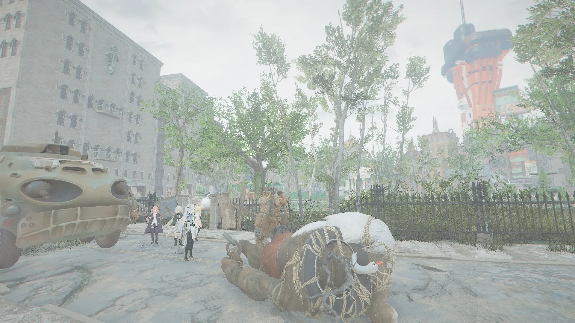 写真: 目の前に立ちはだかったデカブツを片付けた後、町中に佇む大きな広場の前にAPCを駐車し辺りを伺う人形達