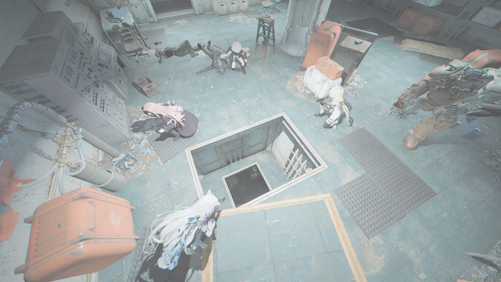 写真: 床が抜けており、下から声がするのを聞く人形達