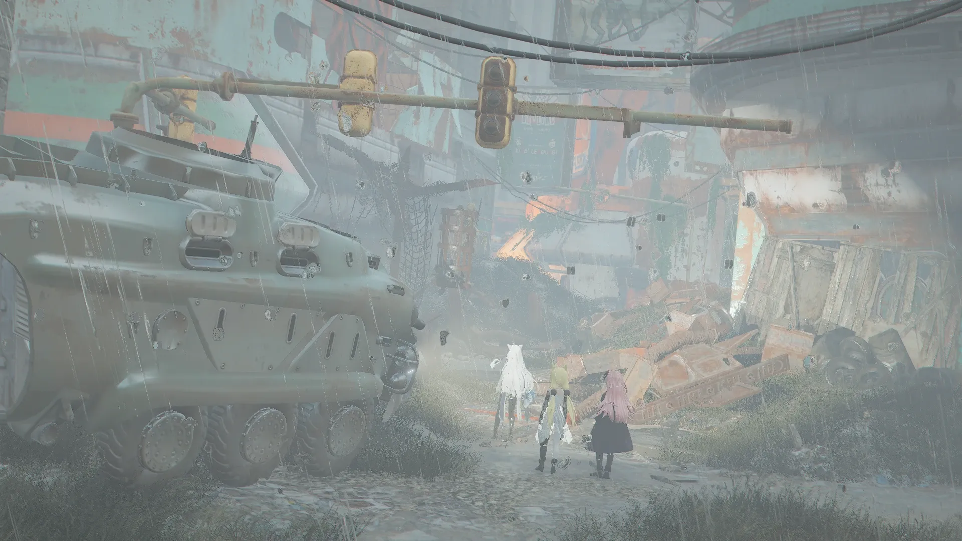 写真: 雨が降り始める中、APCを駐車し、瓦礫と建物の間を進む人形達