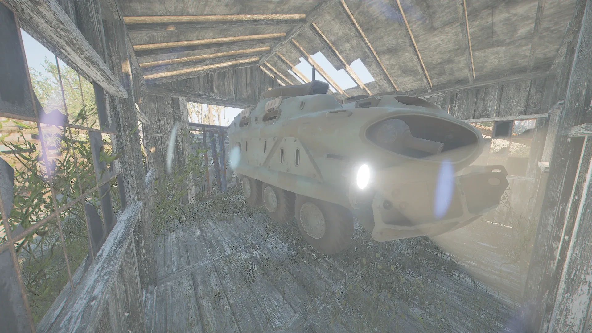 写真: APCが全て収まる組み立て式の木造の納屋まで揃っている。APCを実際に駐車してみた。