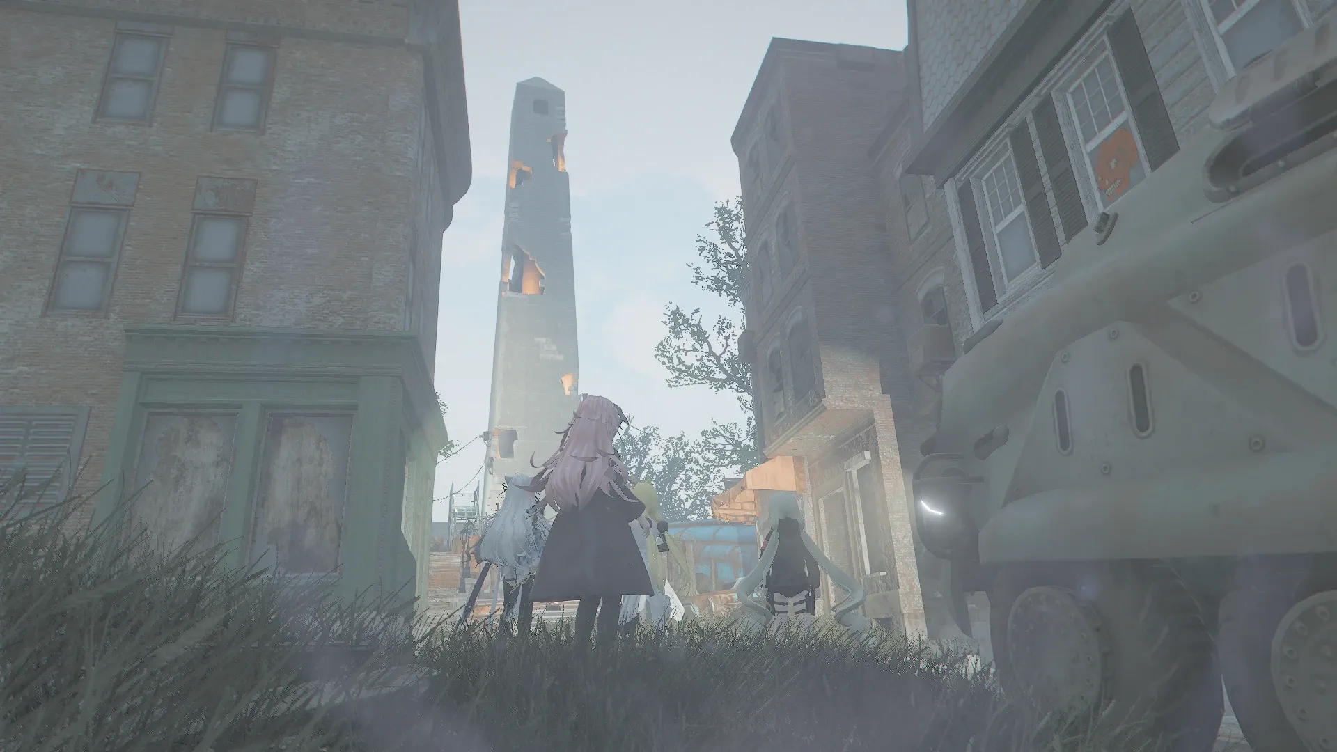 写真: 白い大きな柱の用に見えるランドマークに向かって進む人形達