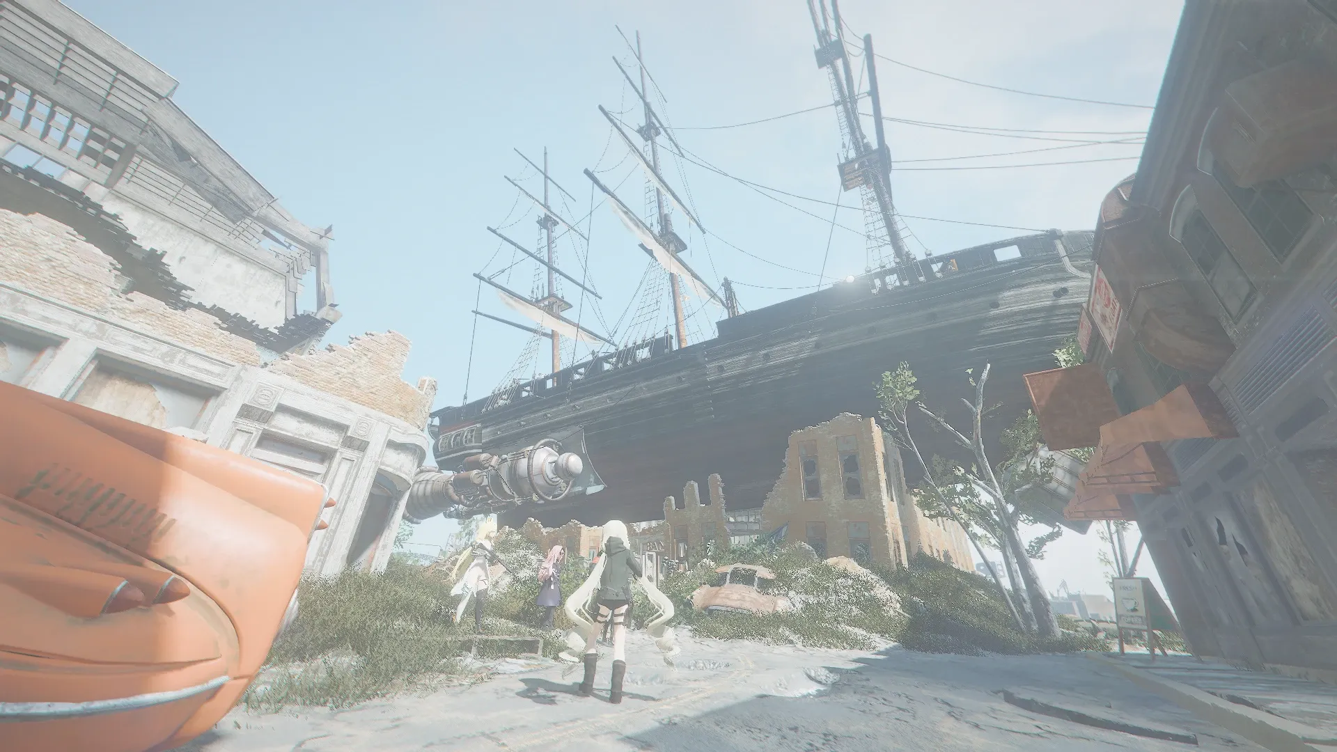 写真: 巨大な木造船が銀行の建物にめり込んでいる