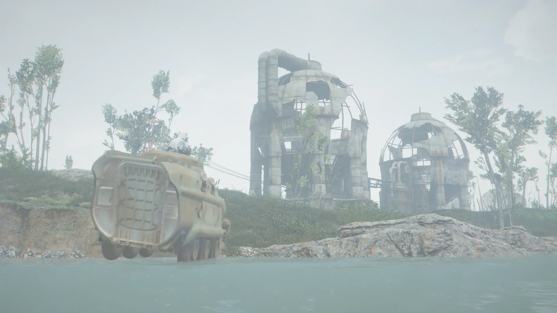 写真: 川を進み続け、事前に視察した道路が塞がれたポイントを抜けて橋向こうの陸地へと無事にたどり着く