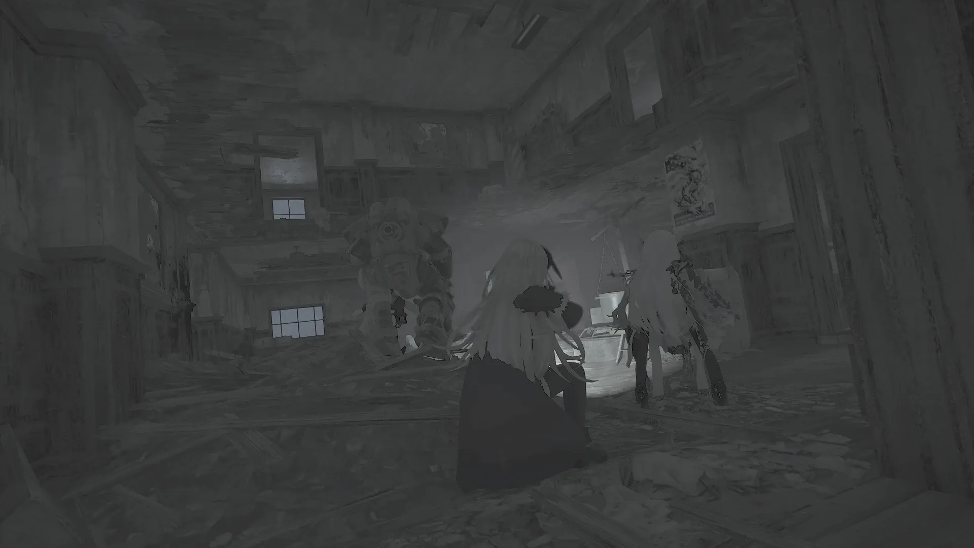 写真: 施設の中はとても暗く、慎重に進んでいる