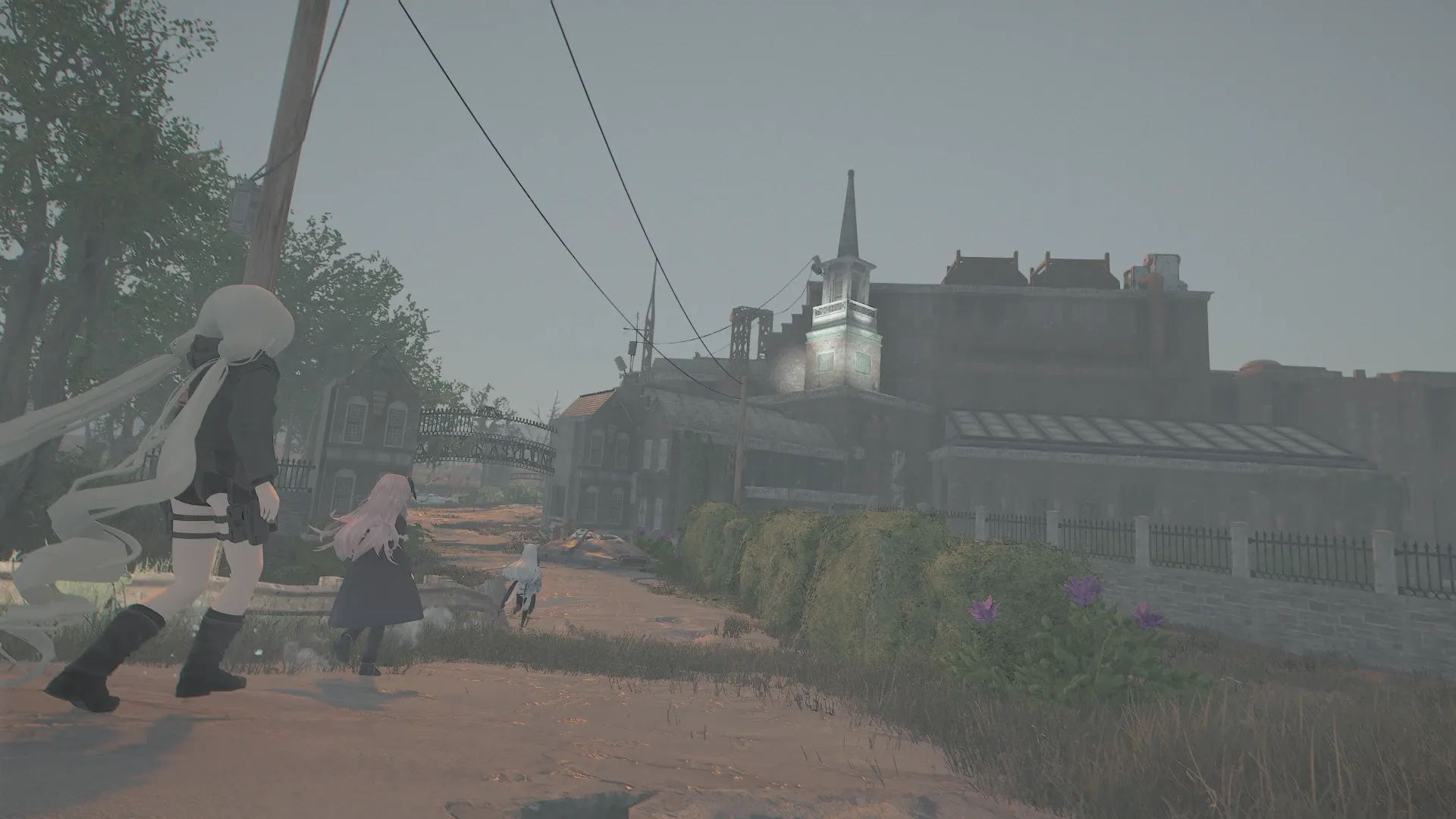 写真: 巨大な施設に見えるパーソンズに足を運ぶ人形達