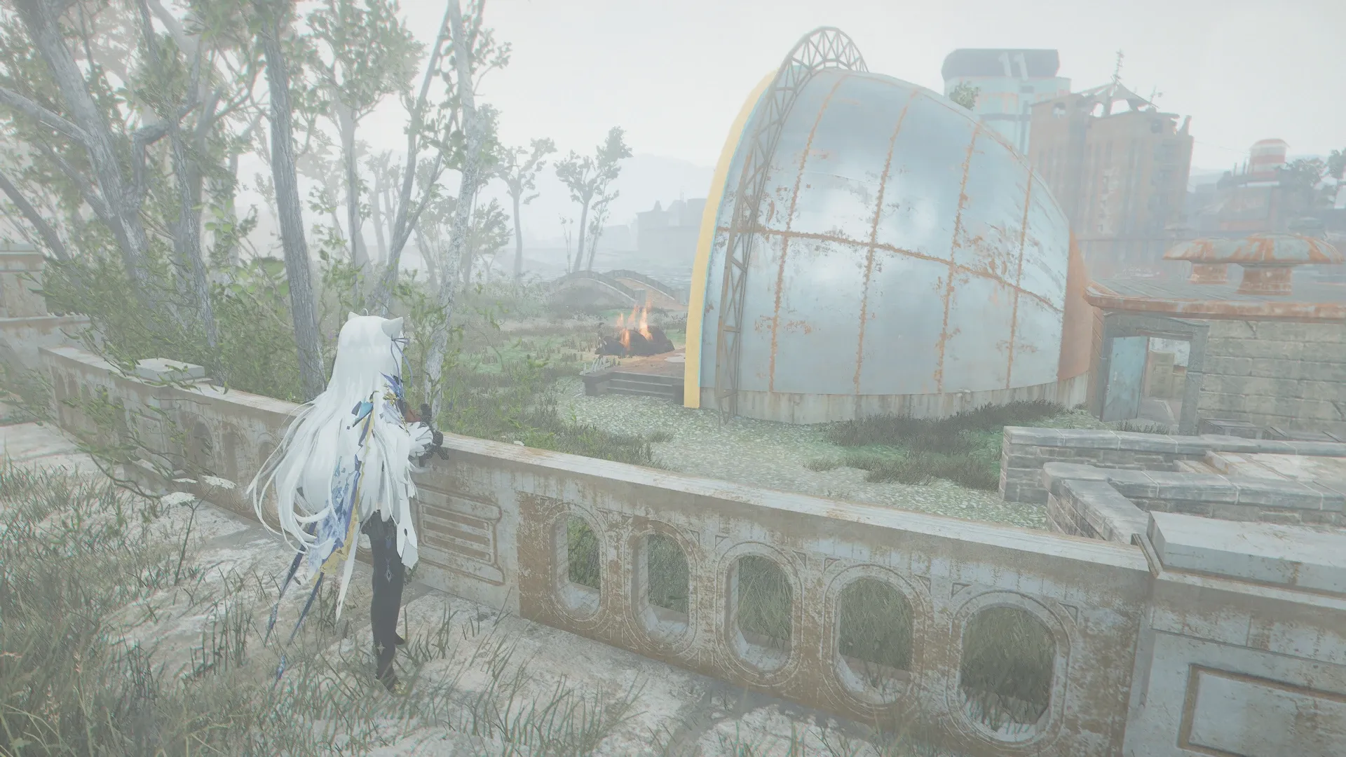 写真: 川沿いに円形劇場が見える。そこには何人か人が居るようだった。