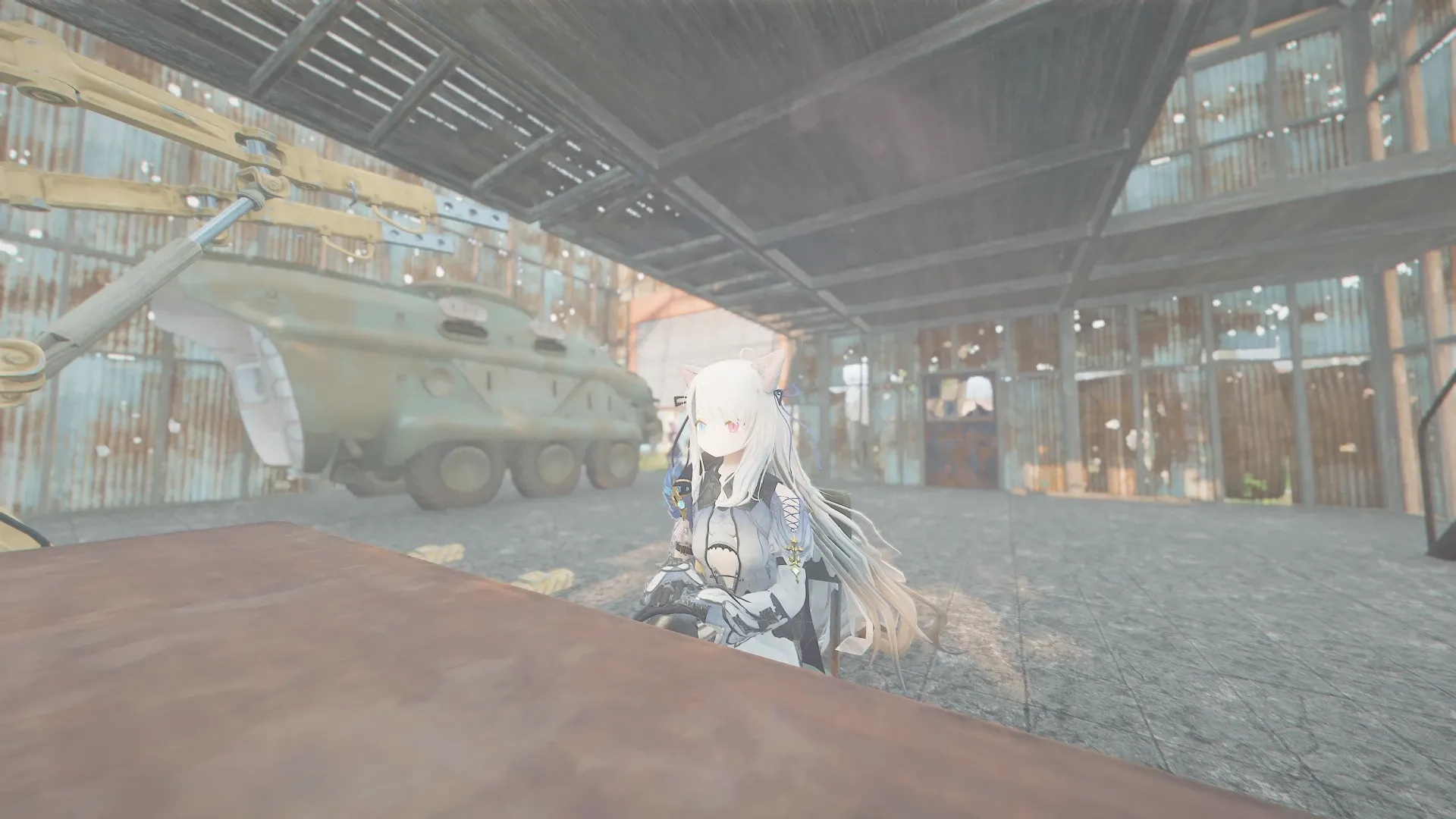 写真: APC車庫には簡易的ながら作業場やこれまで集めた物資を保管するスペースも設けられている。