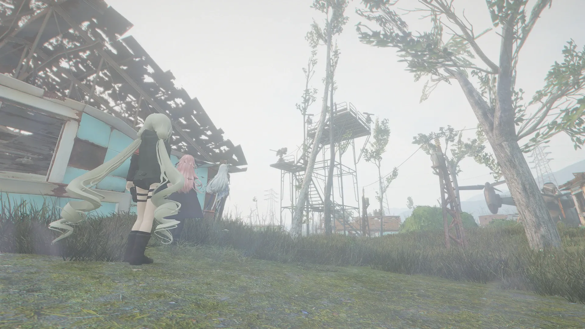 写真: 作業用足場を用いて組み立てられた防衛タレットが備え付けられた監視等