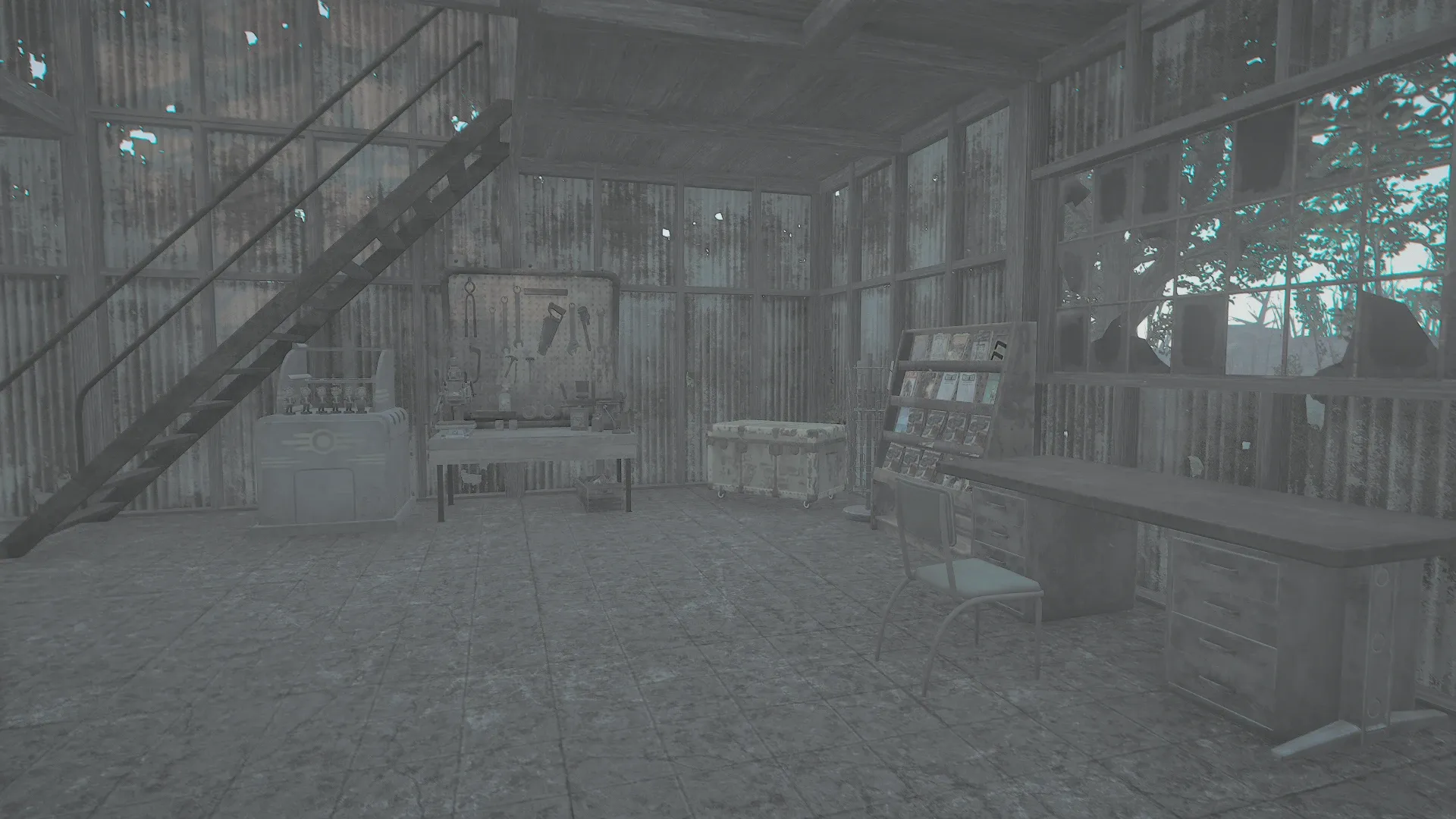 写真: APC車庫に運び込む荷物が増えてきた。