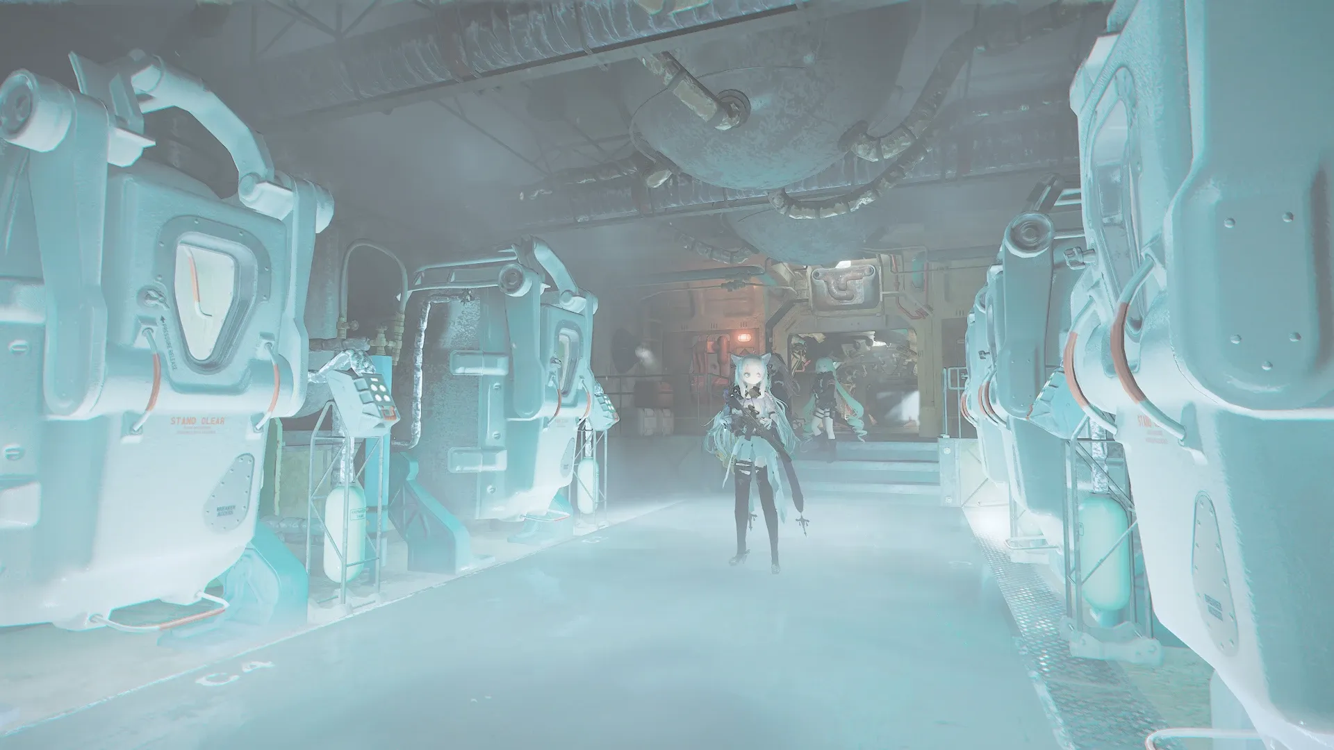 写真: 冷凍保存用容器が並ぶ部屋を歩くSizryavka