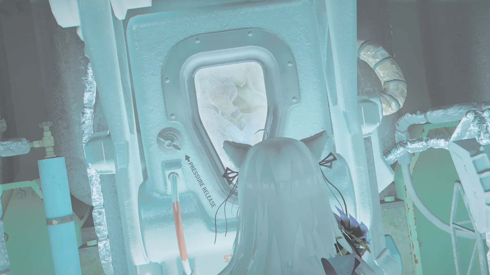 写真: ポットの中を見つめるSizryavka。中には凍死したと思われる人間が入れられたまま放置されている。