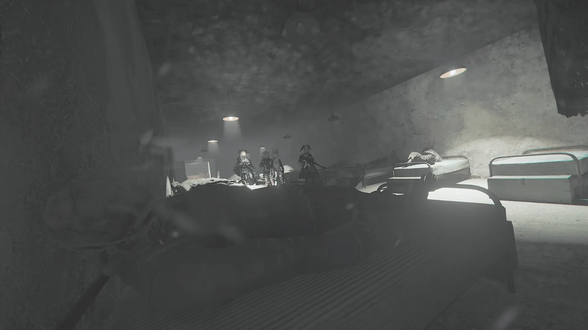 写真: 宿舎。ベッドは残っているが、人間は全て白骨化している。