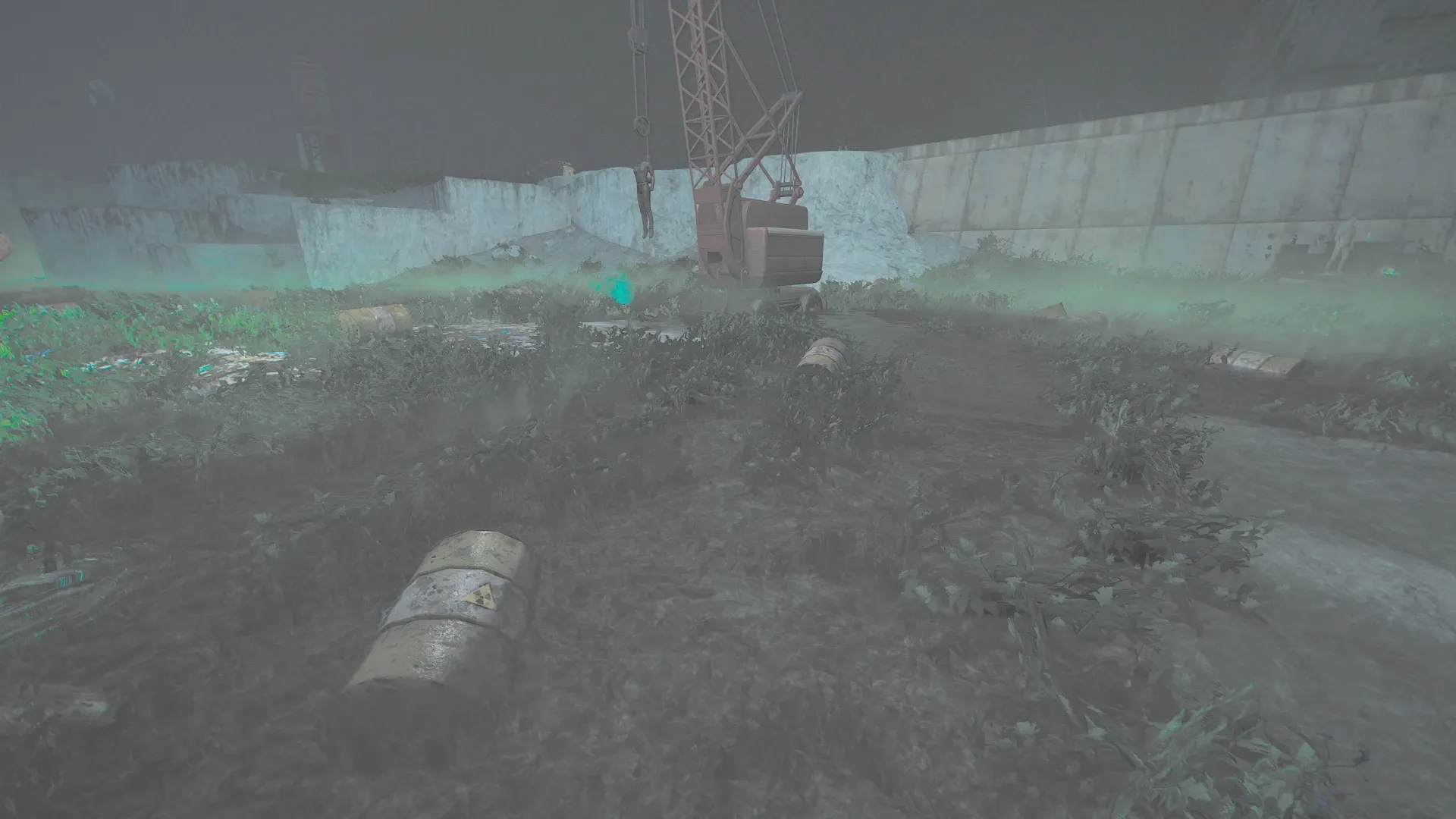 写真: 廃棄物が詰まったバレルは相変わらずその場に転がっており、ガイガーカウンターも鳴り響く危険な場所だ