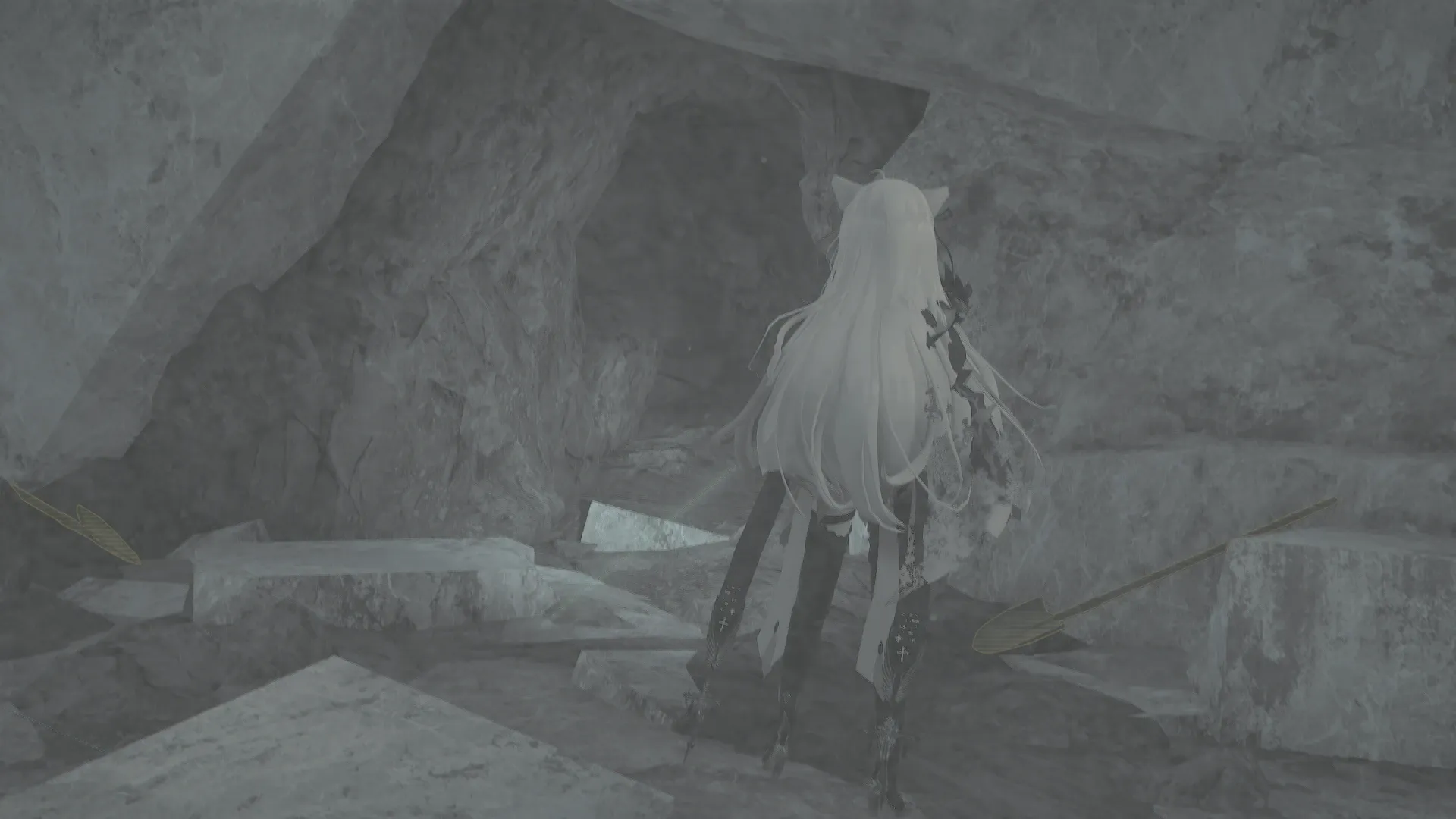 写真: 廃棄物処理場の岸壁内の小さなスペースに洞窟へと続く穴を発見したSizryava