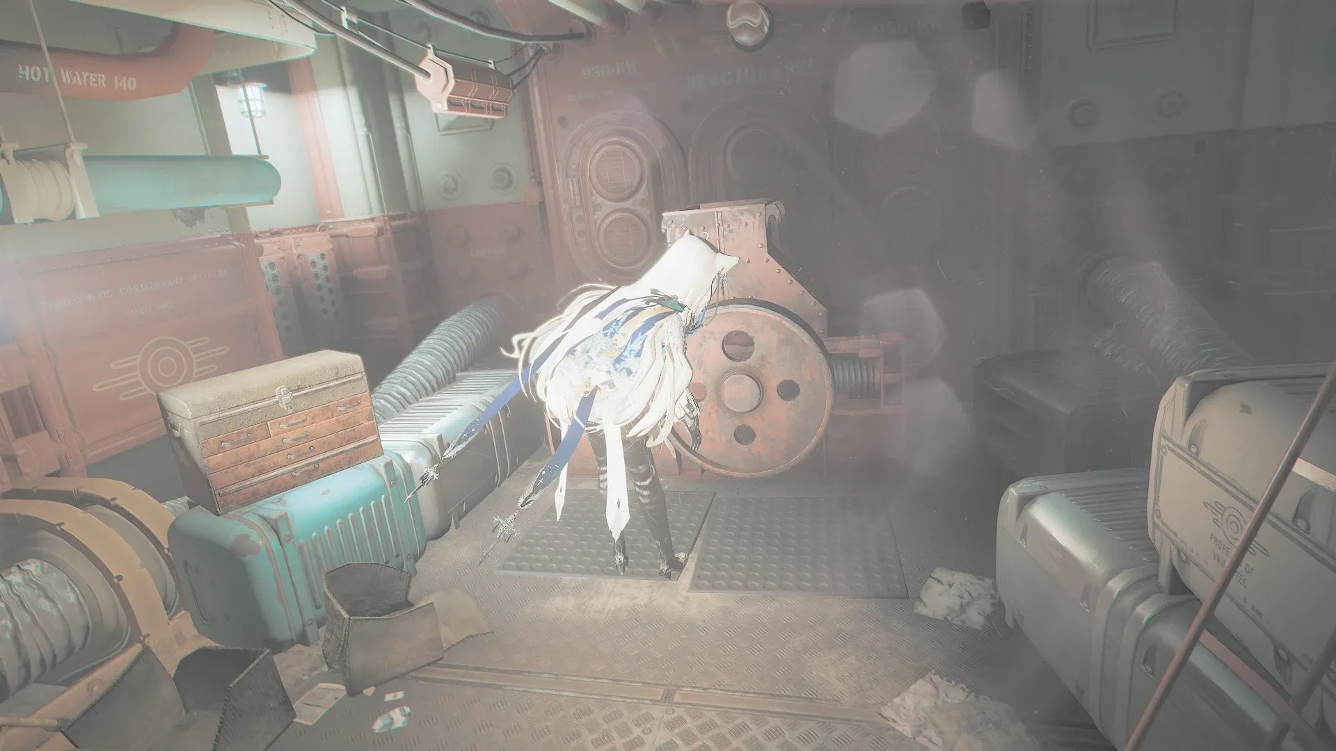 写真: 周りの設備に何か仕掛けられていないかを確認しているSizryavka