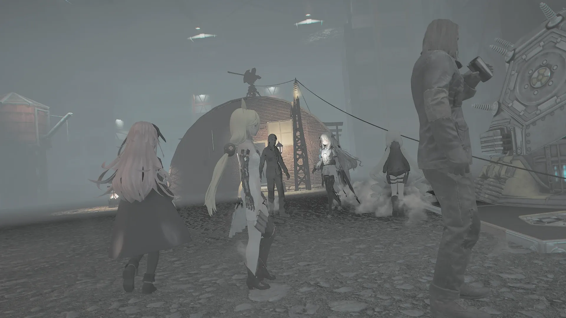 写真: 集まった住民達を眺める人形達