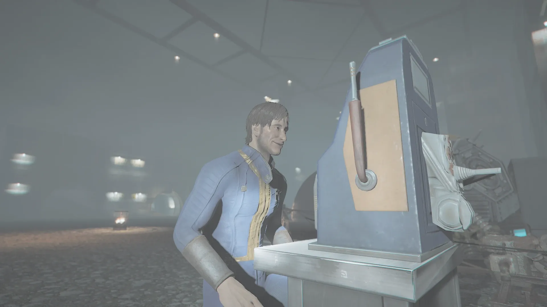 写真: クレムが楽しそうに改良されたスロットマシンを楽しんでいる