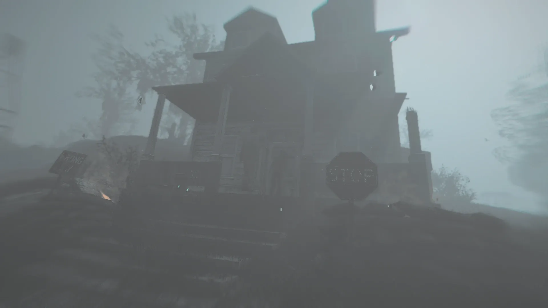 写真: 家の協力者2人が家に入っていくのが見える。