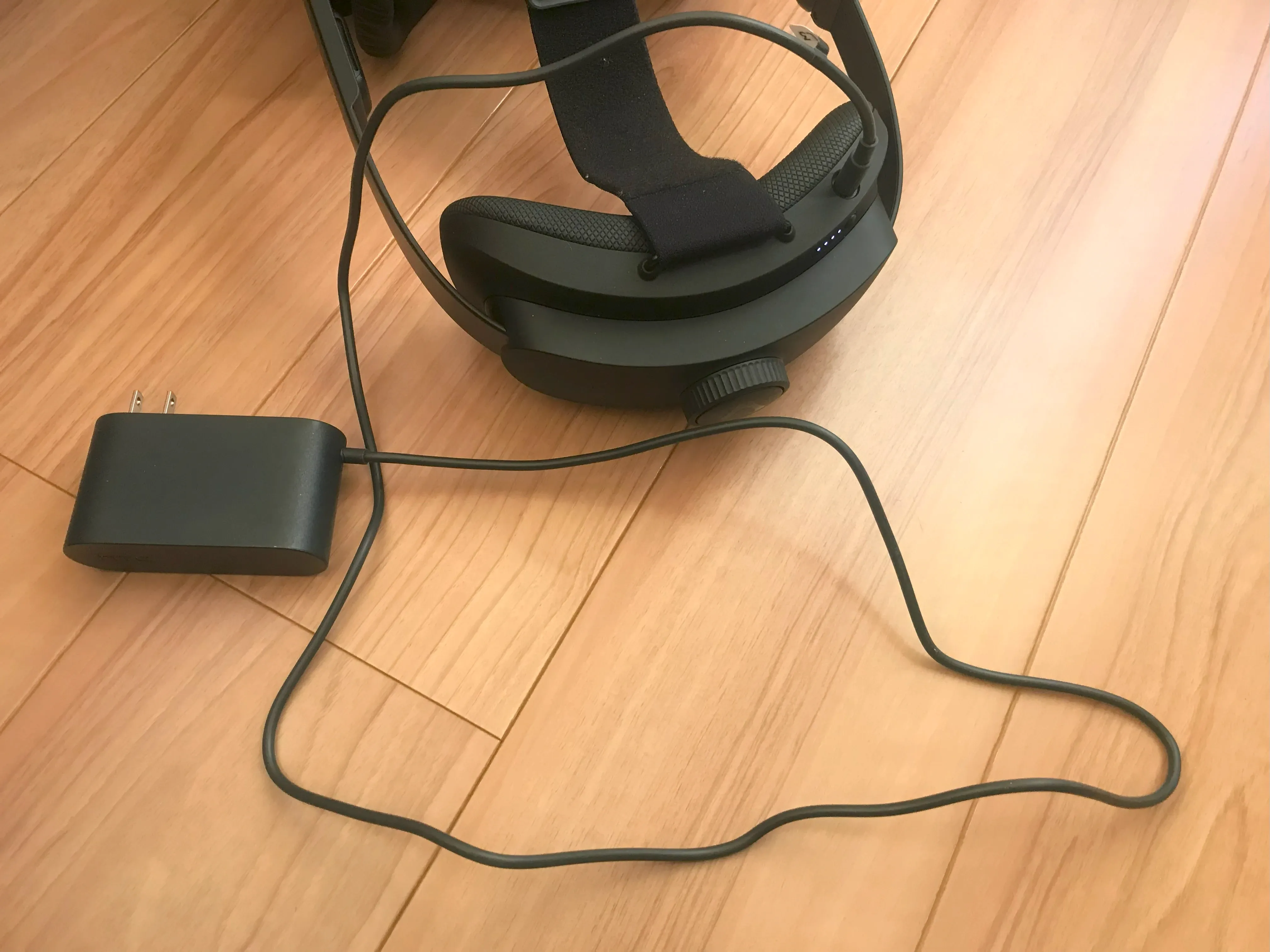 充電コードを接続している状態のFocus Visionとコンセントを同時に写した写真