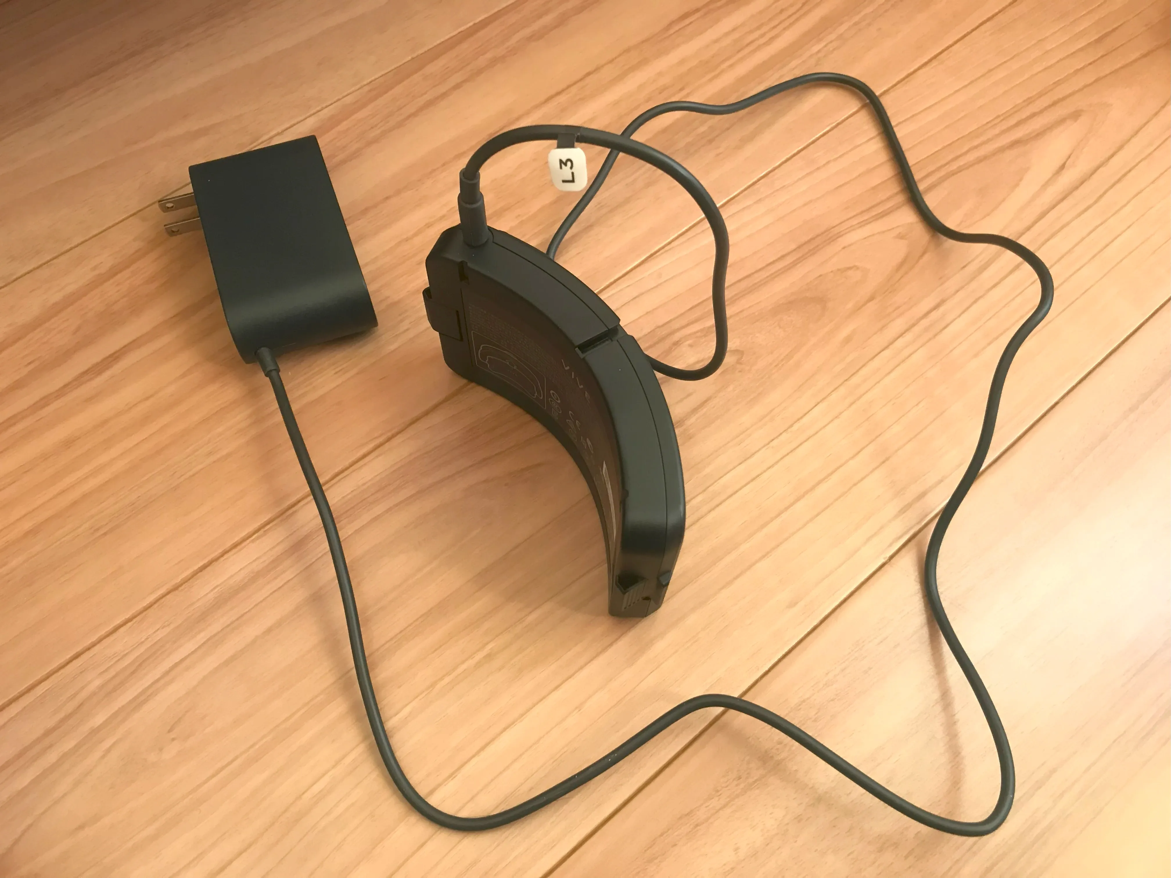 分離したバッテリーを独立充電出来る事が確認できるコンセントとバッテリー込みの写真