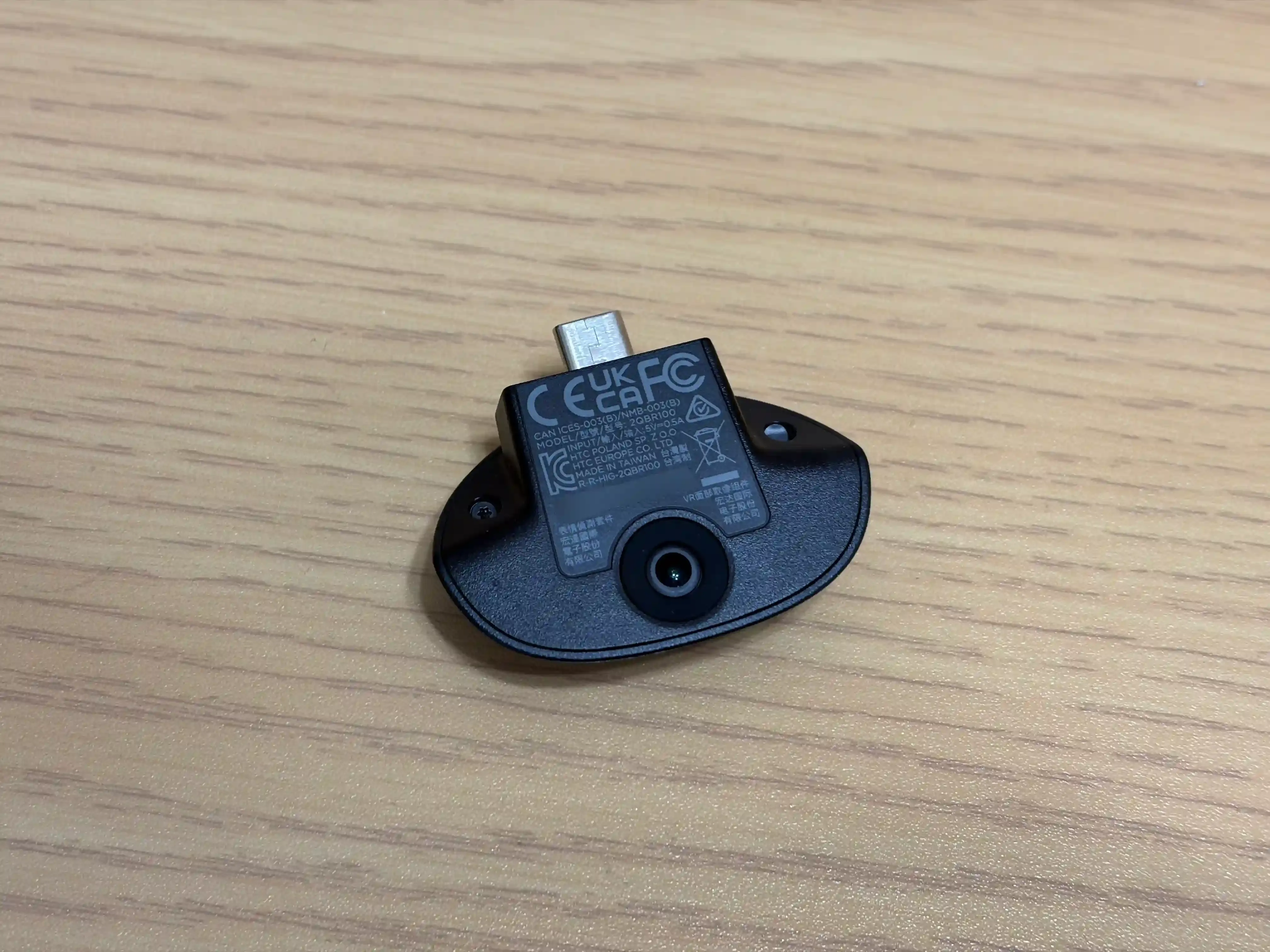 フェイストラッキングモジュールをテーブルがテーブルの上に置かれている